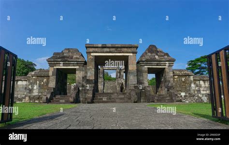  Ratu Boko Selasar! Yksinkertainen Temppelicomplexi ja Upea Näkymä Yogyakartan Seudulle