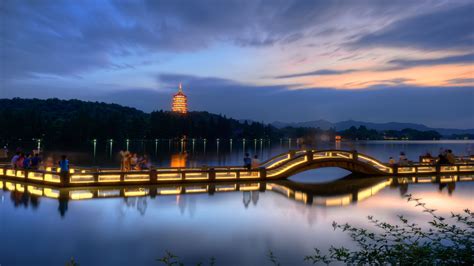  West Lake Pagoda - Muinainen Pagodin Rauha ja Viehättävä Maisema