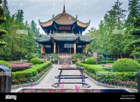 Wuhou Memorial Temple: Muistomerkki sankarille ja idylliseen puutarhaan piilossa!