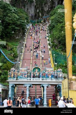 Batu Caves: Kiipeä Yli 270 Askelmaa ja Ihaile Hindulaisuuden Ihastuttavaa Arkkitehtuuria!