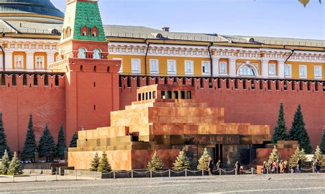  Lenin Lenin Lenin Mausoleumi: Ikuinen Kivimuutos ja Kuuluisien Näkymä!