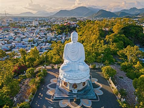  Long Sơn Pagoda: Vuorilla Kohoava Taivaallinen Työkkäys ja Rauhan Lähteiden Syleily